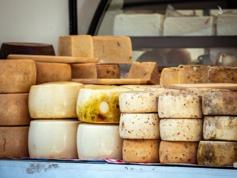 Wochenmarkt in Ala dei Sardi - Mercato di Ala dei Sardi