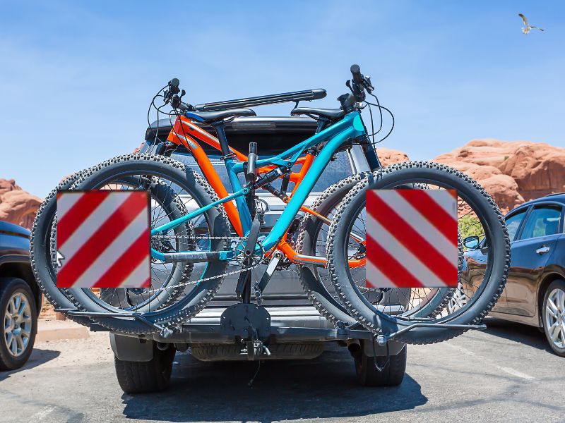 Neues Dekret in Italien: Fahrradtransport mit Warntafeln wird einfacher. Einheitliche Vorschriften erleichtern Urlaubern die sichere Mitnahme von Fahrrädern!